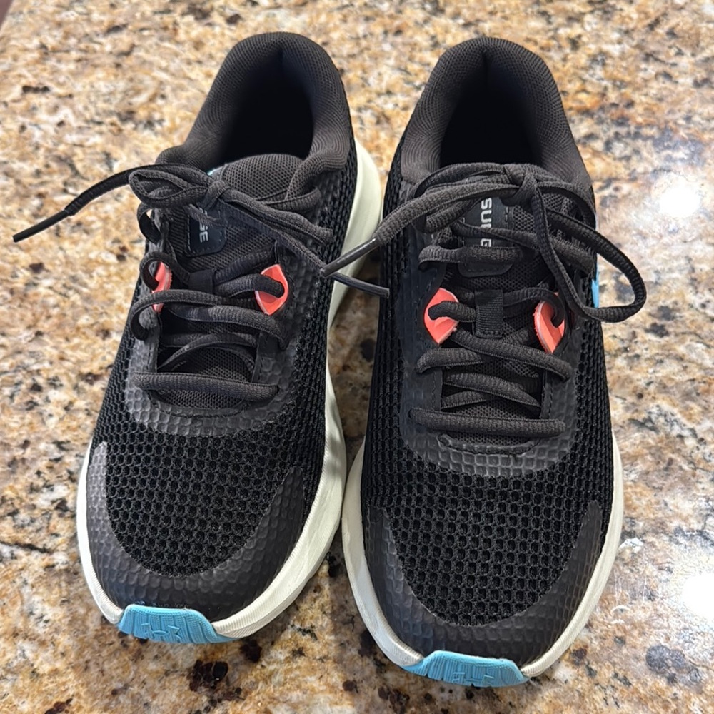 Under Armour Black and Blue Women's Shoes size 8